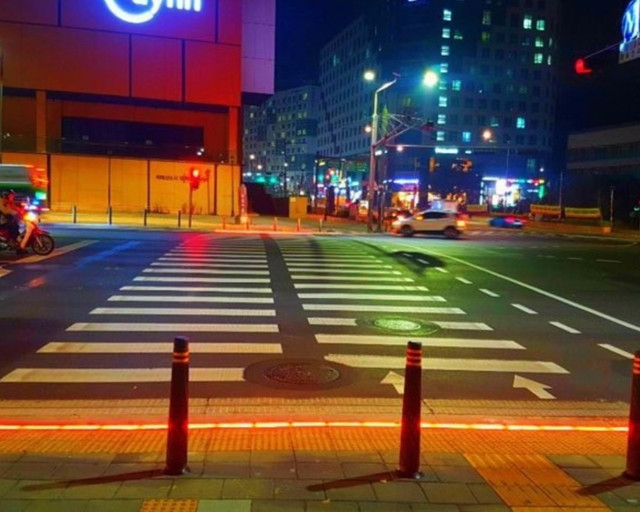 고령화스마트폰 시대 성풍솔레드 바닥 신호등이 횡단보도 안전 90 높인 이유