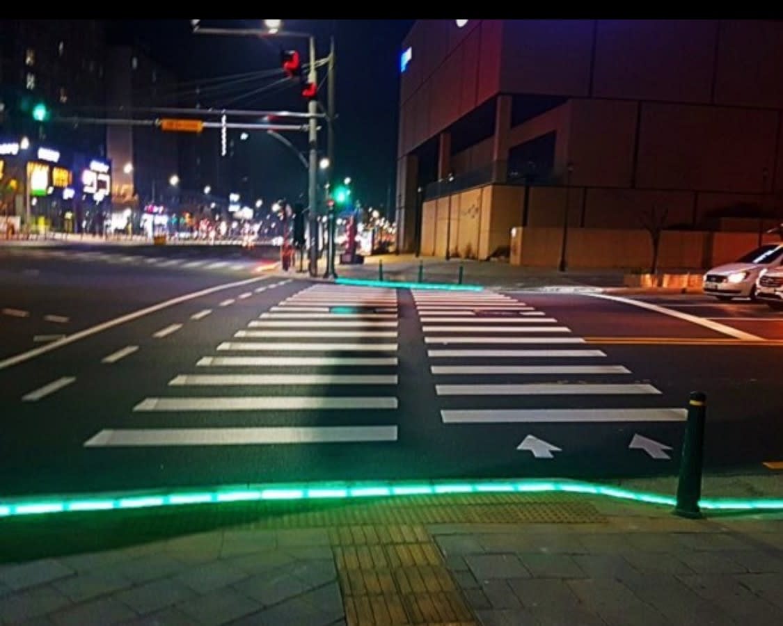 조달청 우수제품 성풍솔레드 바닥형 보행신호등 해외 바이어가 주목한 기술력