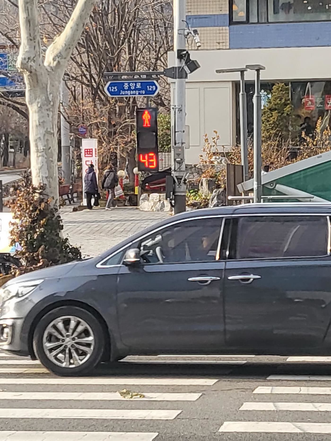 아이들의 보행 안전을 지키는 바닥 신호등과 적색잔여표시기성풍솔레드의 원스톱 솔루션